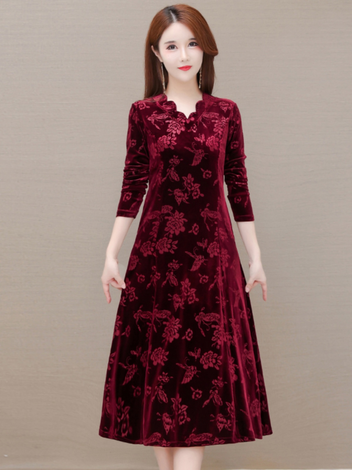 Women Fashion Over The Years - Elegancka aksamitna sukienka z dekoltem w